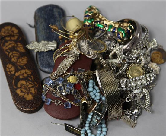 A quantity of costume jewellery.